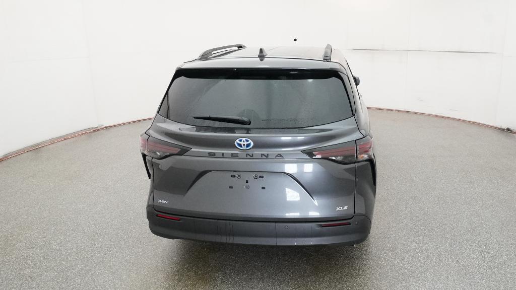 2025 Toyota Sienna XLE photo 4
