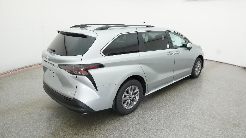 2025 Toyota Sienna XLE photo 2