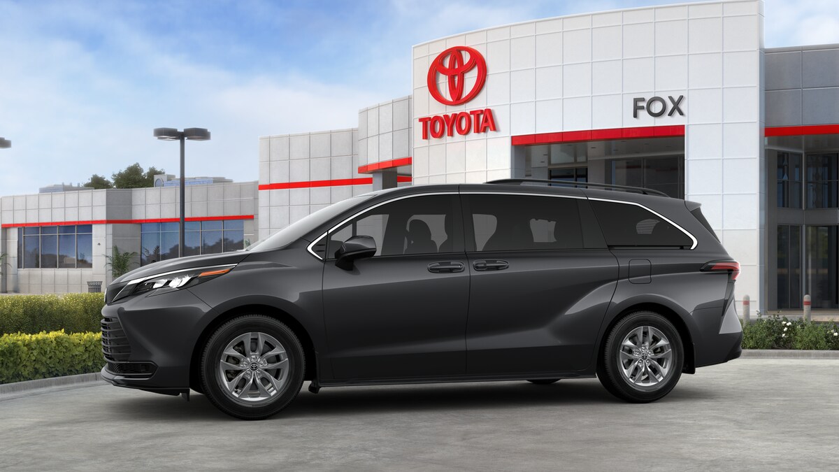 2025 Toyota Sienna LE photo 3