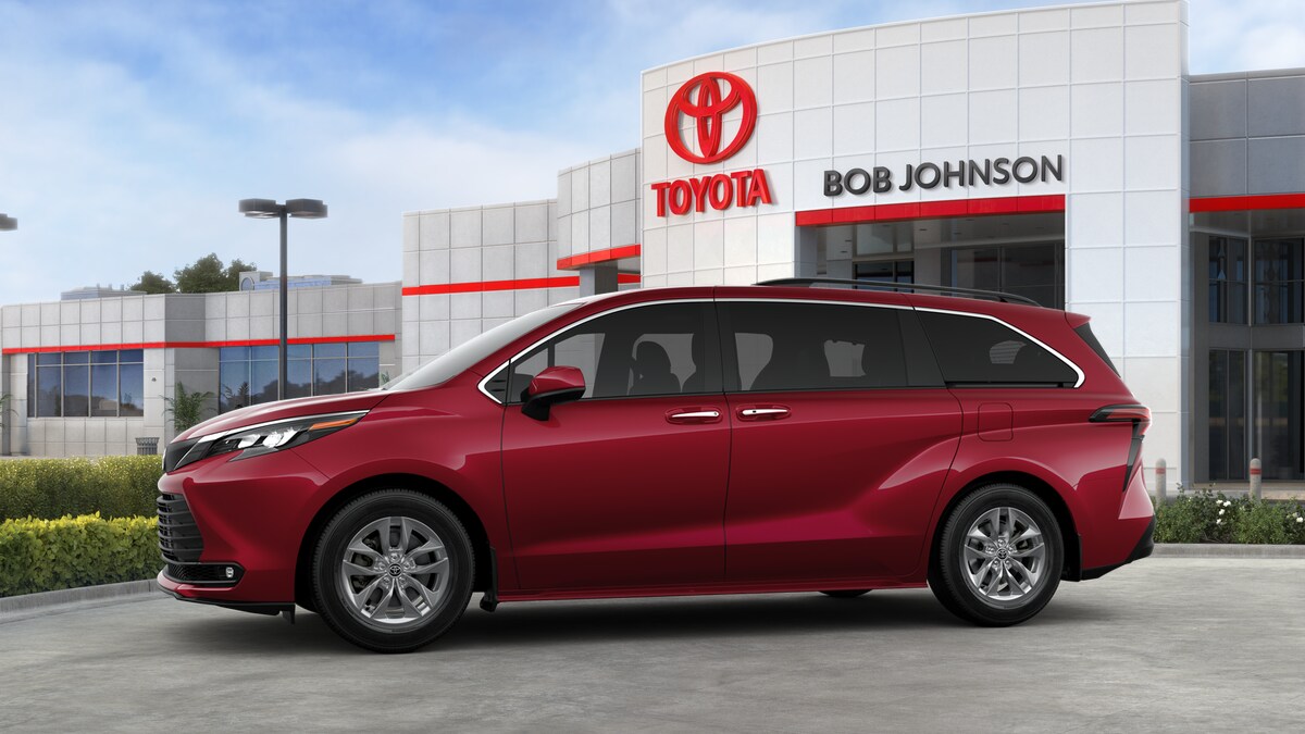 2025 Toyota Sienna XLE photo 3