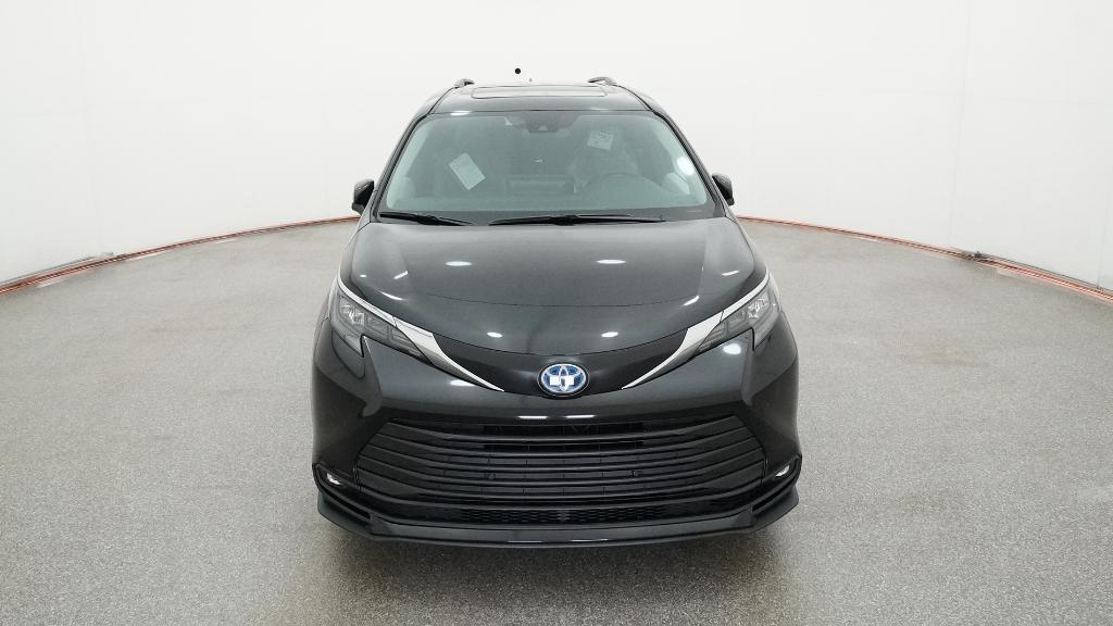 2025 Toyota Sienna XLE photo 4