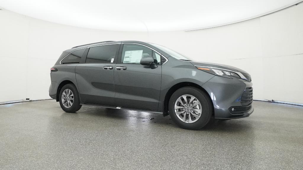 2025 Toyota Sienna XLE photo 4