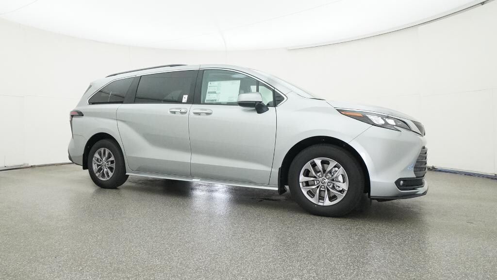 New 2025 Toyota Sienna XLE 8 PASSENGER