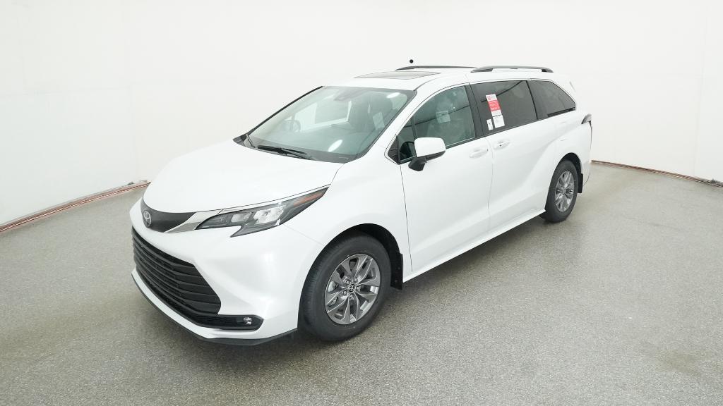 2026 Toyota Sienna XLE's photo
