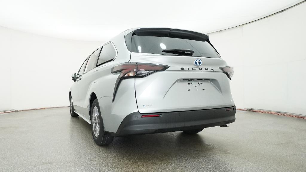 2025 Toyota Sienna XLE photo 4