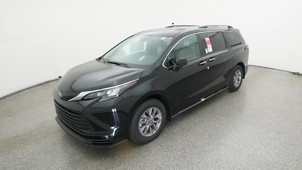 2025 Toyota Sienna XLE's photo