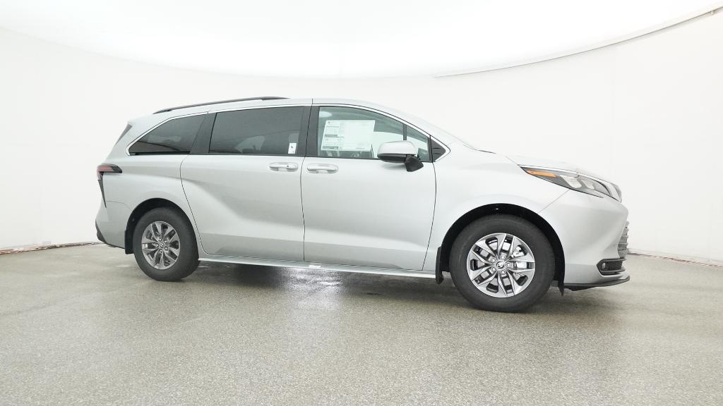 2025 Toyota Sienna XLE photo 4