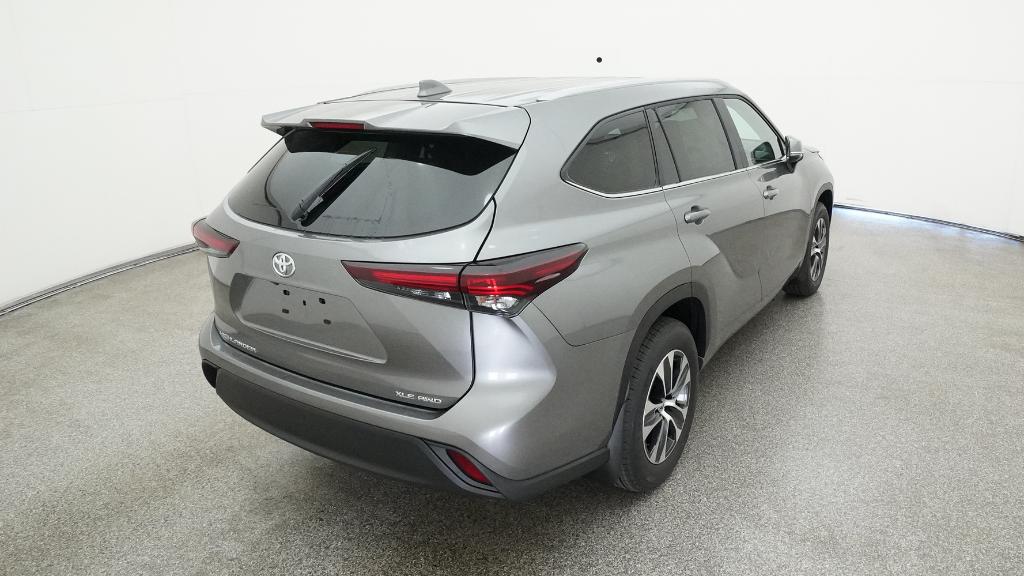 2026 Toyota Highlander XLE photo 2