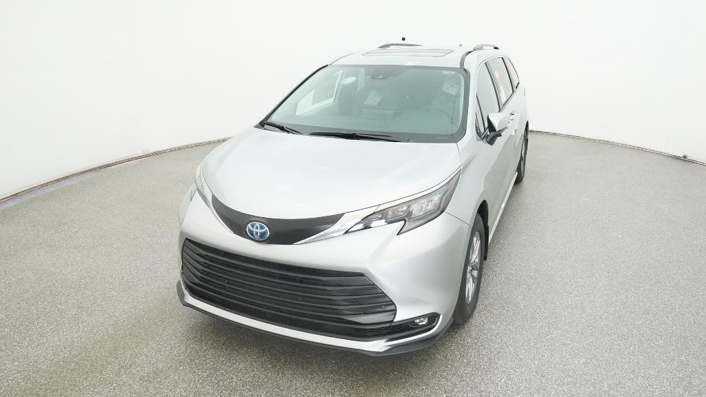 2025 Toyota Sienna XLE photo 3