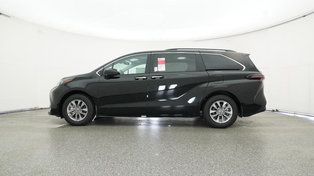 2025 Toyota Sienna XLE photo 4
