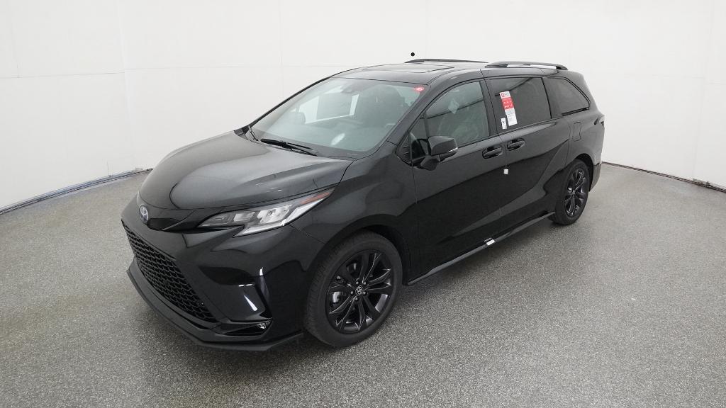 2025 Toyota Sienna XSE's photo