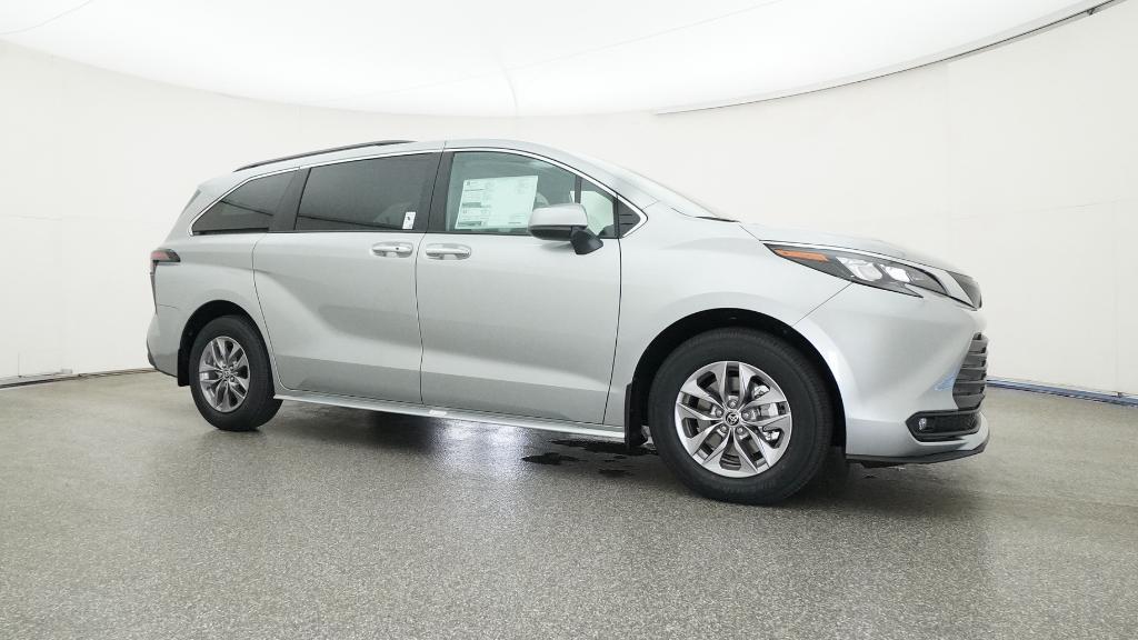 2025 Toyota Sienna XLE photo 3