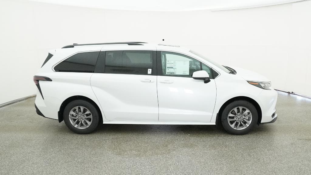 2025 Toyota Sienna XLE photo 4