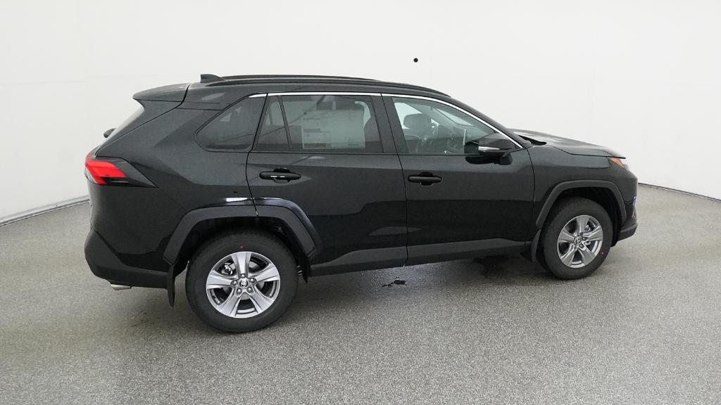 2025 Toyota RAV4 XLE photo 4