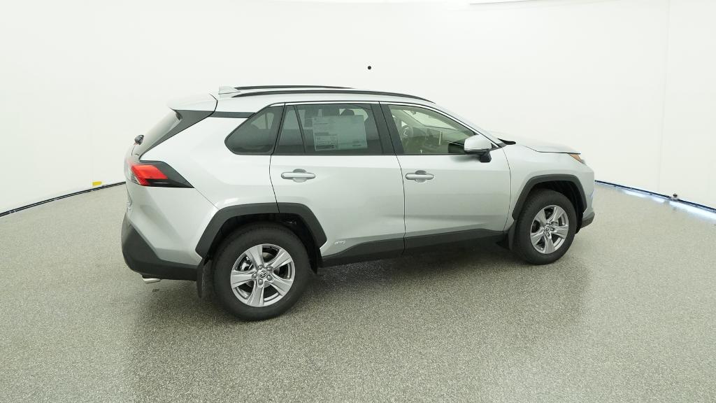 2025 Toyota RAV4 Hybrid XLE photo 3