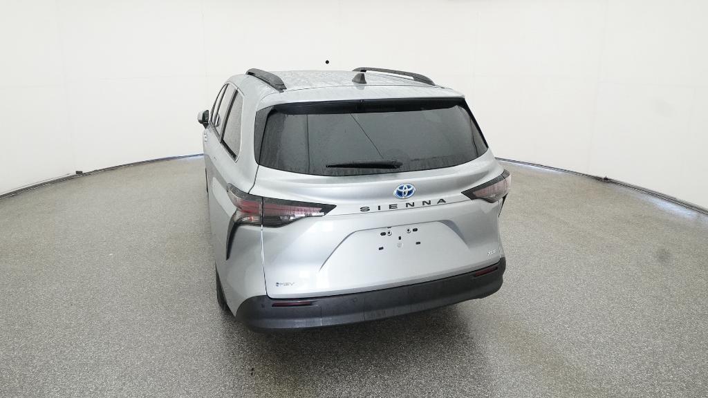 2025 Toyota Sienna XLE photo 2