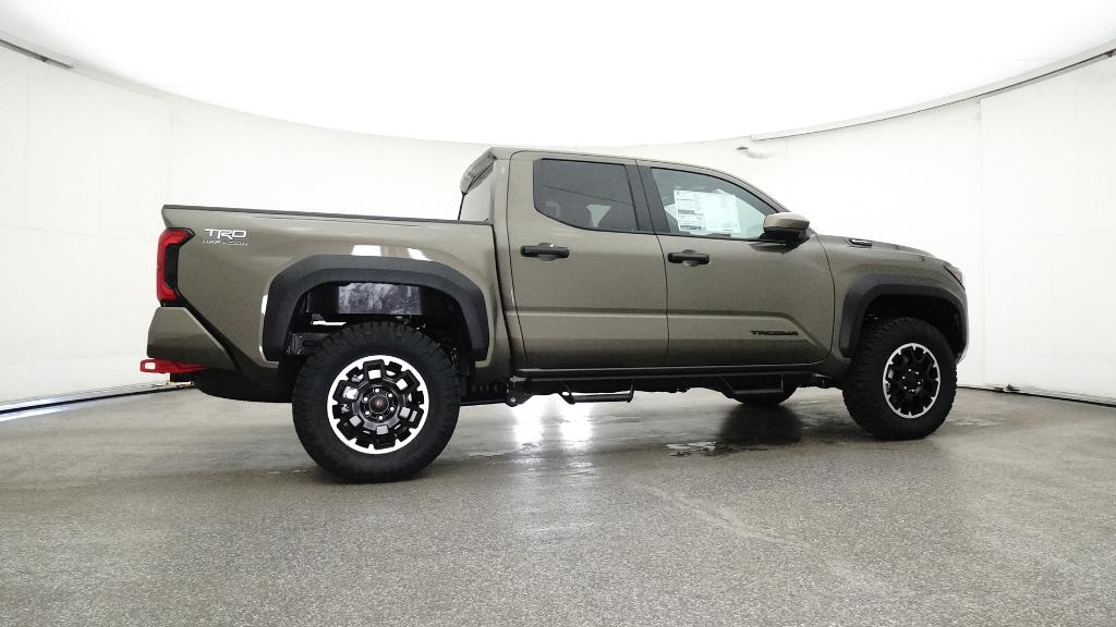 2025 Toyota Tacoma TRD Off-Road photo 3