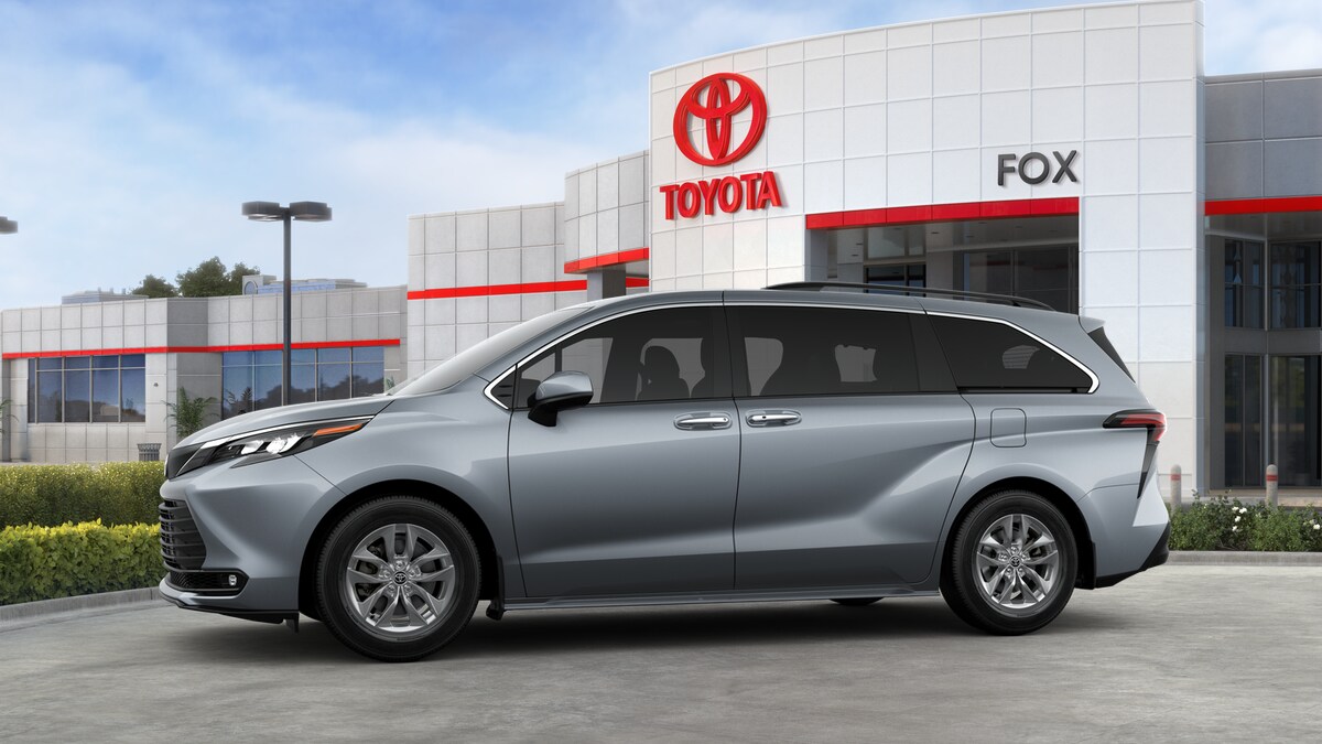 2025 Toyota Sienna XLE photo 3