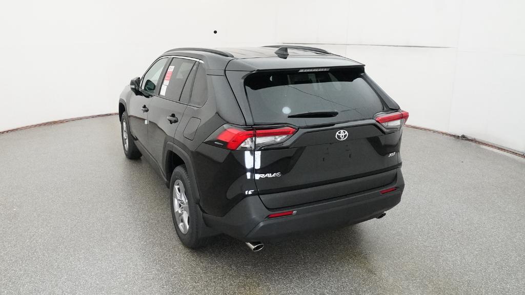 2025 Toyota RAV4 XLE photo 4