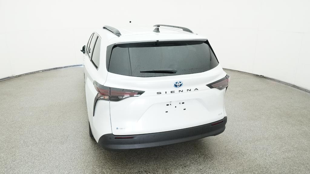 2025 Toyota Sienna XLE photo 3