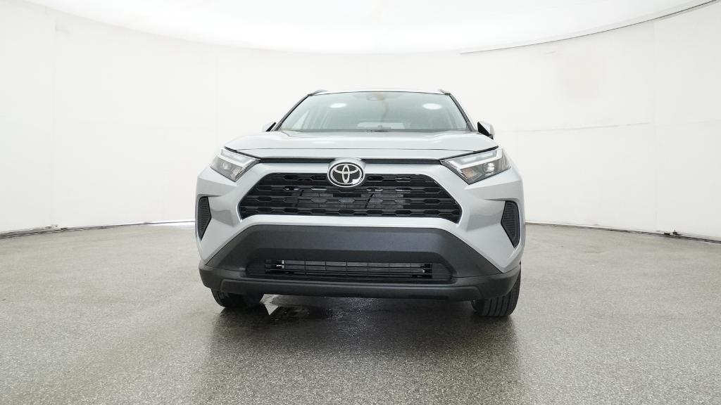 2025 Toyota RAV4 XLE photo 3