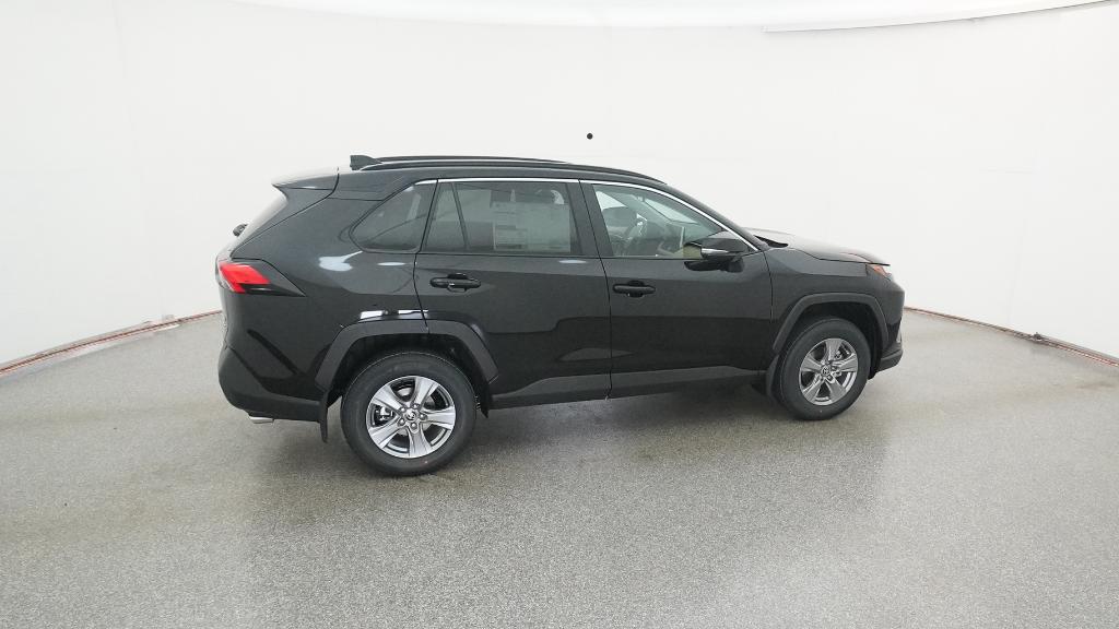 2025 Toyota RAV4 XLE photo 4