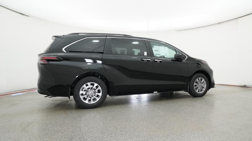 2025 Toyota Sienna XLE photo 2