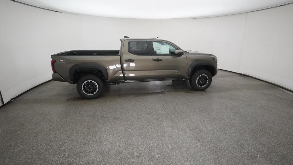 2025 Toyota Tacoma TRD Off-Road photo 2