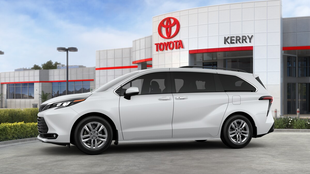 2025 Toyota Sienna XLE photo 3