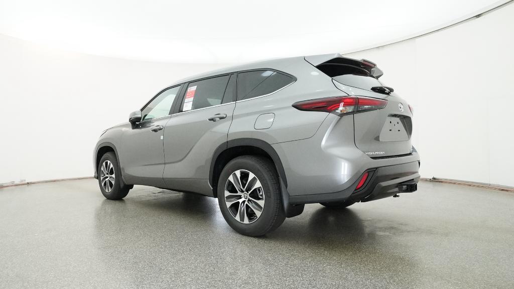 2026 Toyota Highlander XLE photo 2