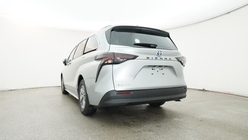 2025 Toyota Sienna LE photo 4