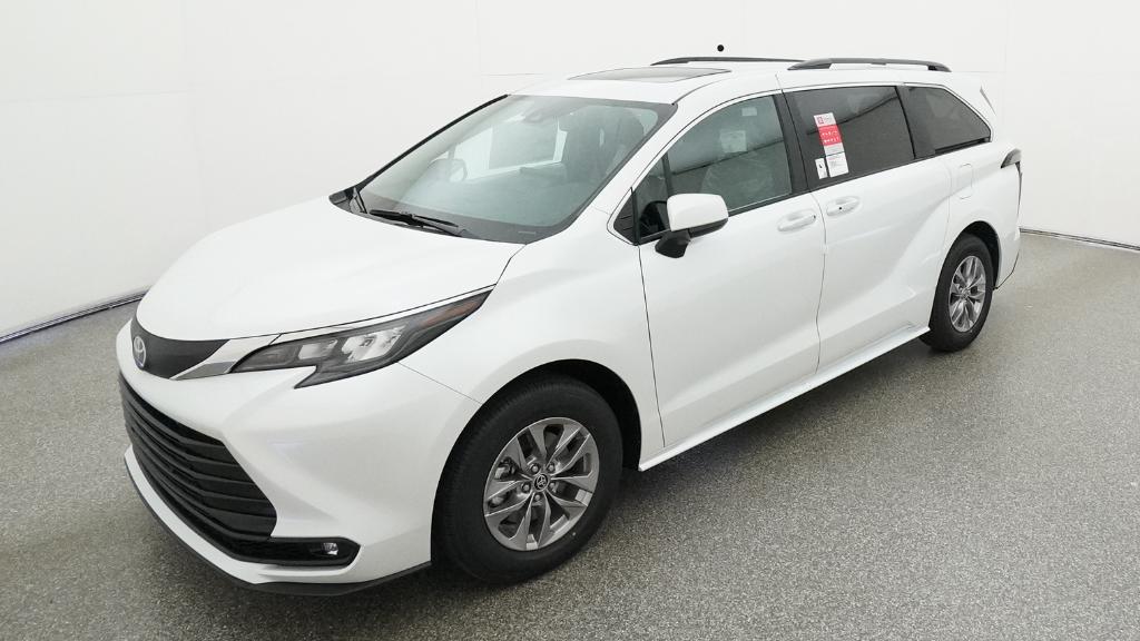 2026 Toyota Sienna XLE 7-Passenger Hybrid FWD's photo
