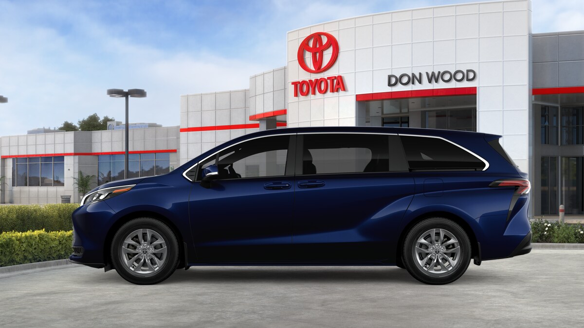 2026 Toyota Sienna LE photo 2