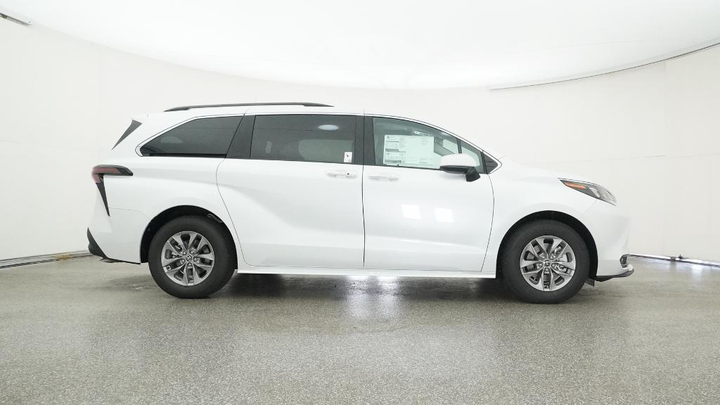 2026 Toyota Sienna XLE photo 2