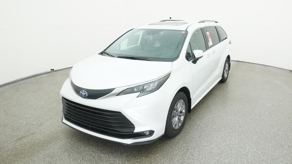 2025 Toyota Sienna XLE photo 2
