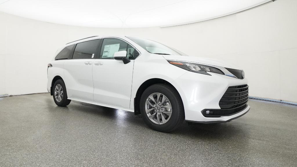 2025 Toyota Sienna XLE photo 2