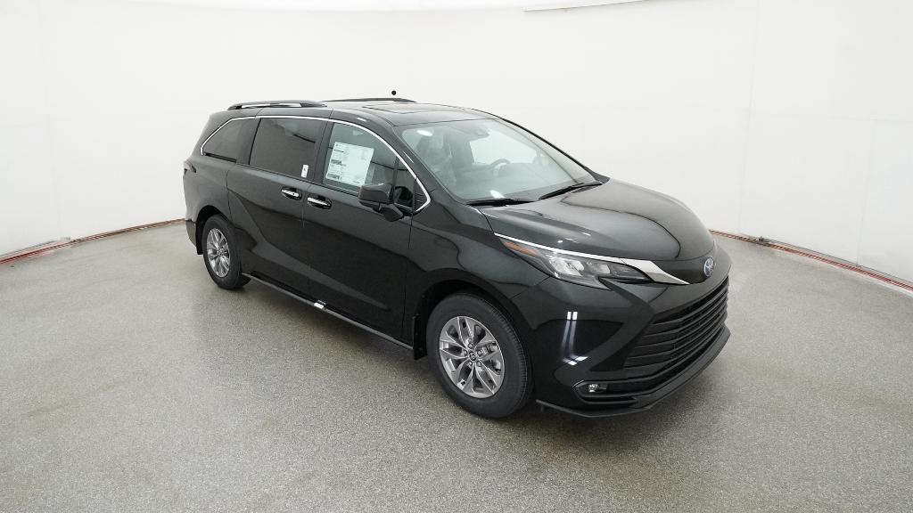 2025 Toyota Sienna XLE photo 3