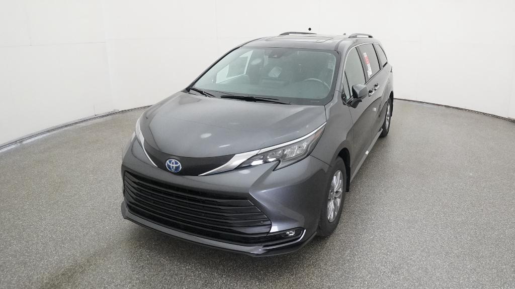 2025 Toyota Sienna XLE photo 3