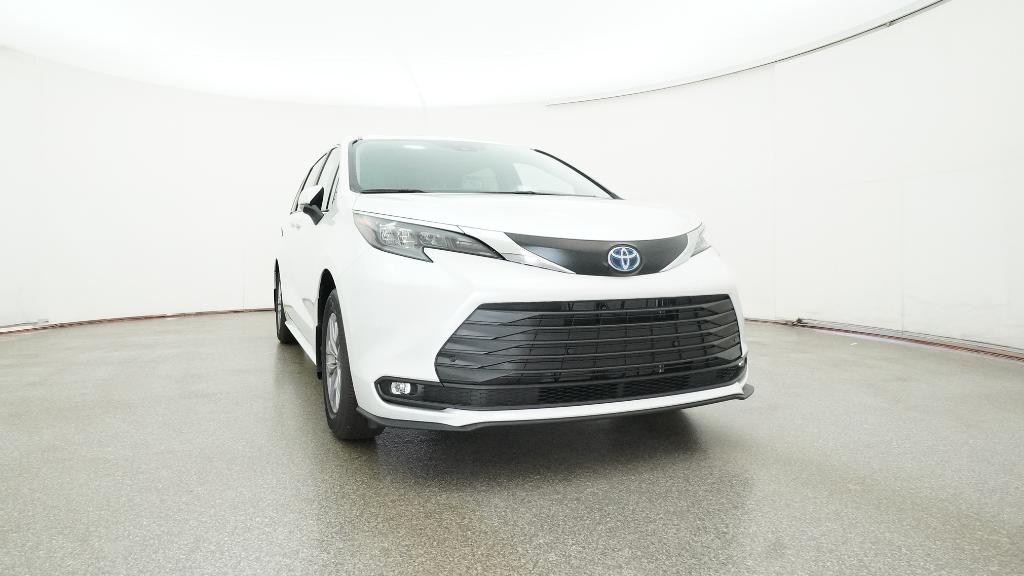 2025 Toyota Sienna XLE photo 3