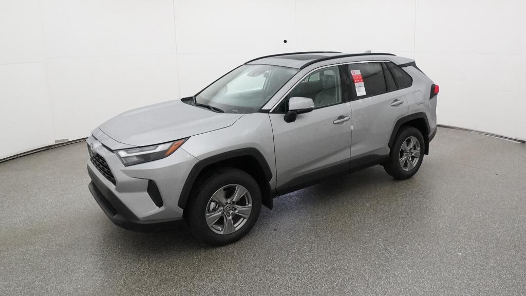 2025 Toyota RAV4 XLE's photo