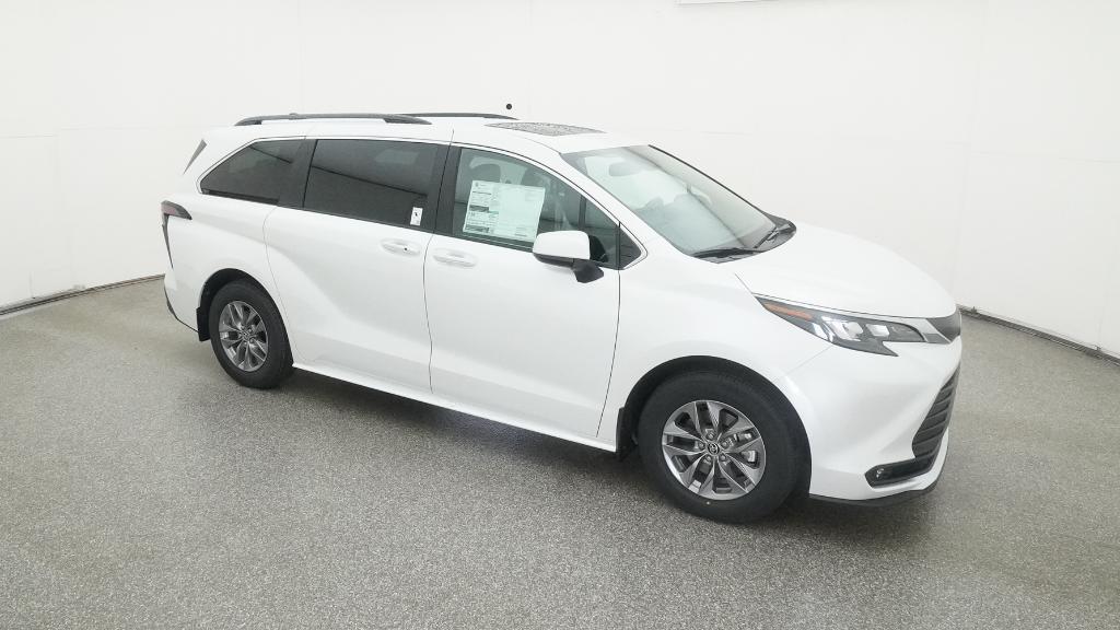 2025 Toyota Sienna XLE photo 2