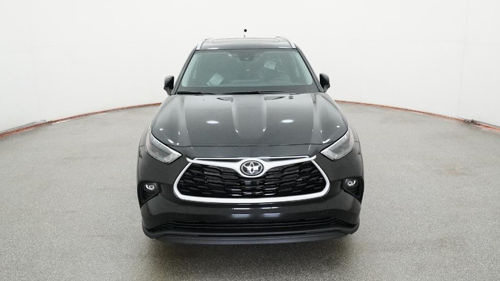 2025 Toyota Highlander XLE photo 2