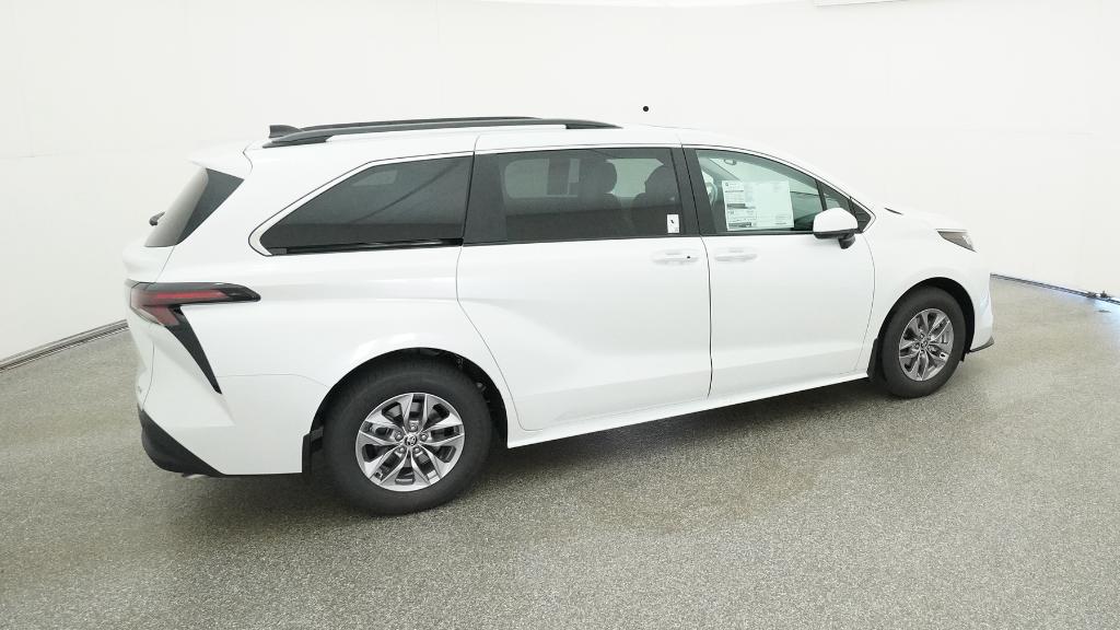 2025 Toyota Sienna XLE photo 3