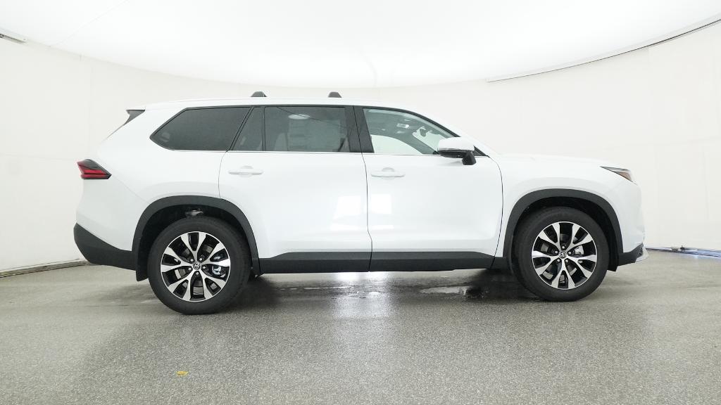 2026 Toyota Highlander Limited Hybrid photo 2
