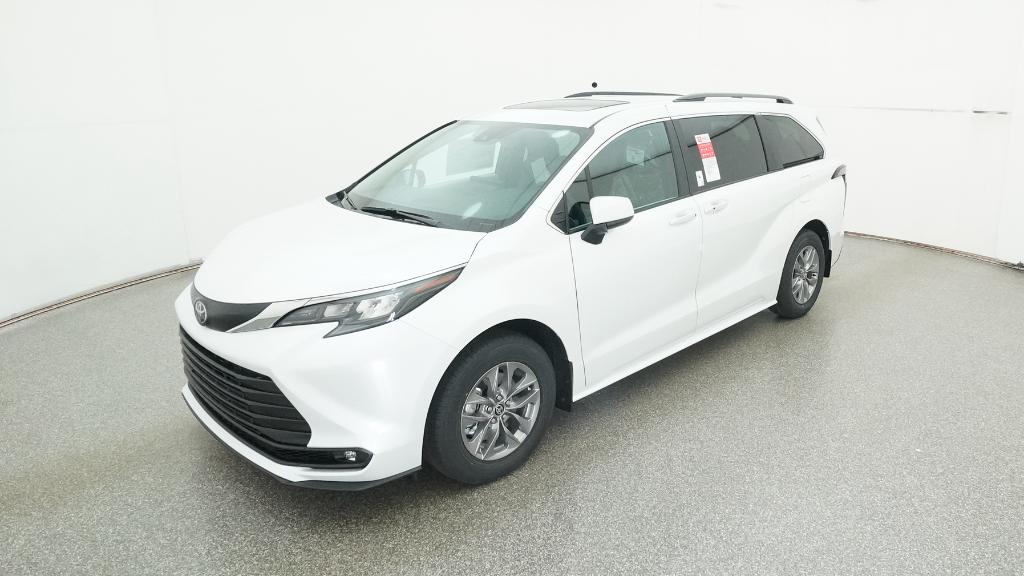 2026 Toyota Sienna XLE's photo
