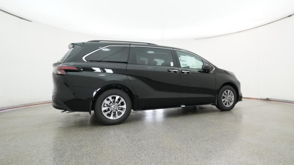 2025 Toyota Sienna XLE photo 2