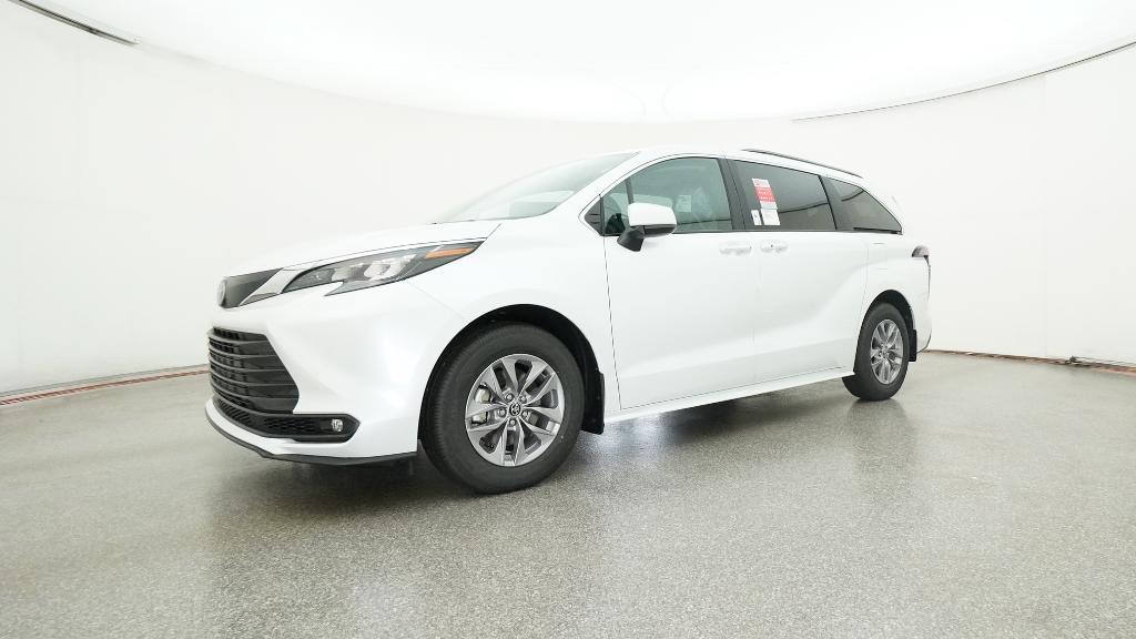 2025 Toyota Sienna XLE photo 4