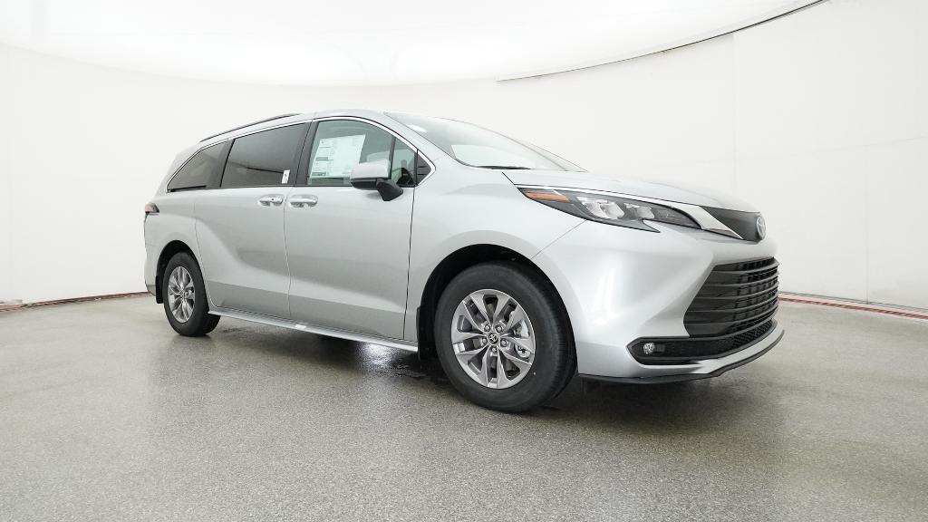 2025 Toyota Sienna XLE photo 3