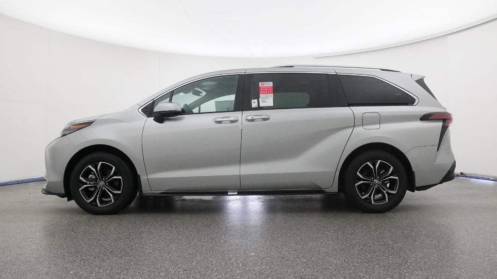 2025 Toyota Sienna Platinum photo 3
