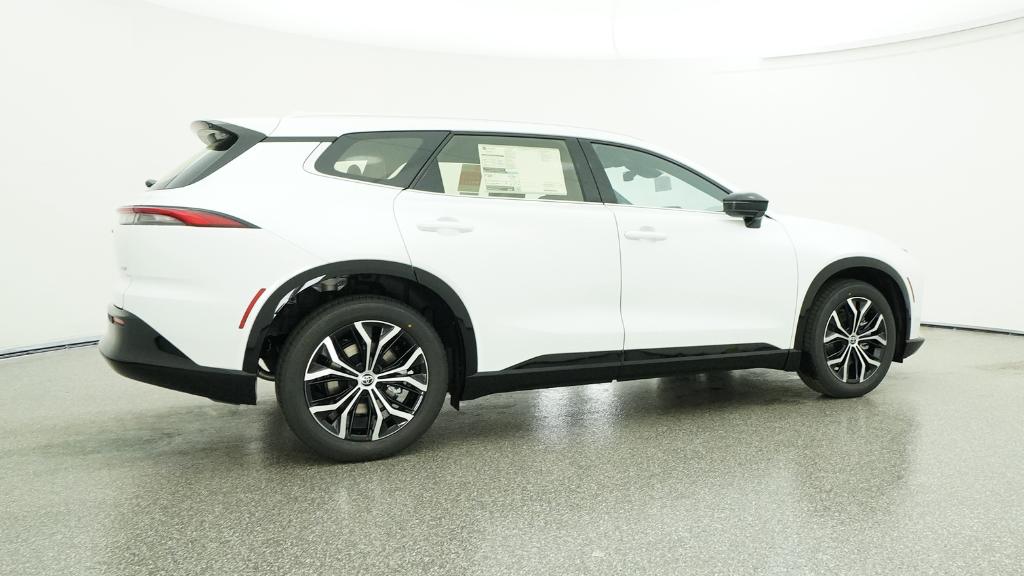 2025 Toyota Crown Signia XLE photo 4